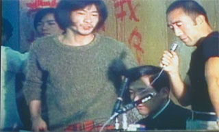 三島（右）と芥正彦氏