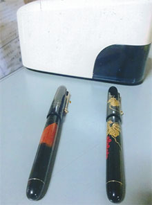 万年筆と電動鉛筆削り器