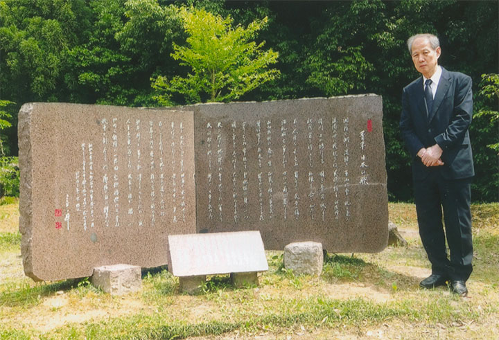 「青年日本の歌」の碑の前で