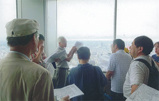 都庁展望台から眺めて説明する