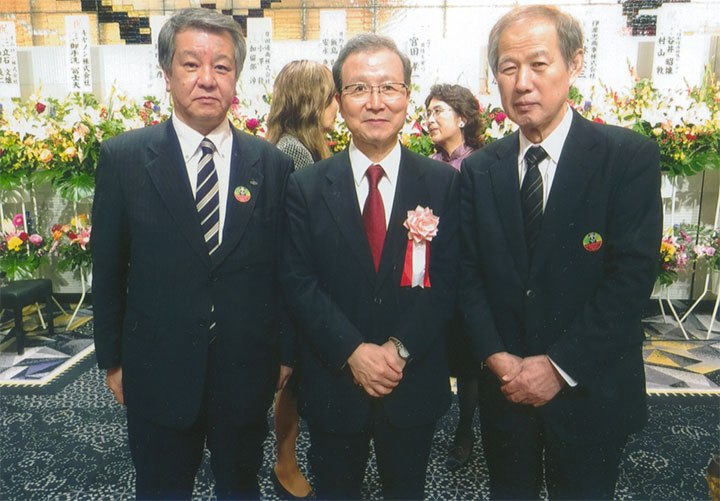 中国大使の程永華さんと。左は木村氏