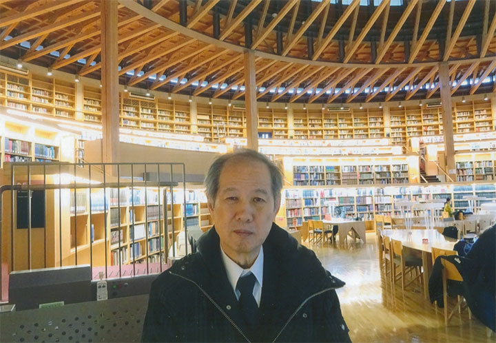 秋田・国際教養大学の図書館で
