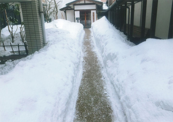記念館の入口まで雪が