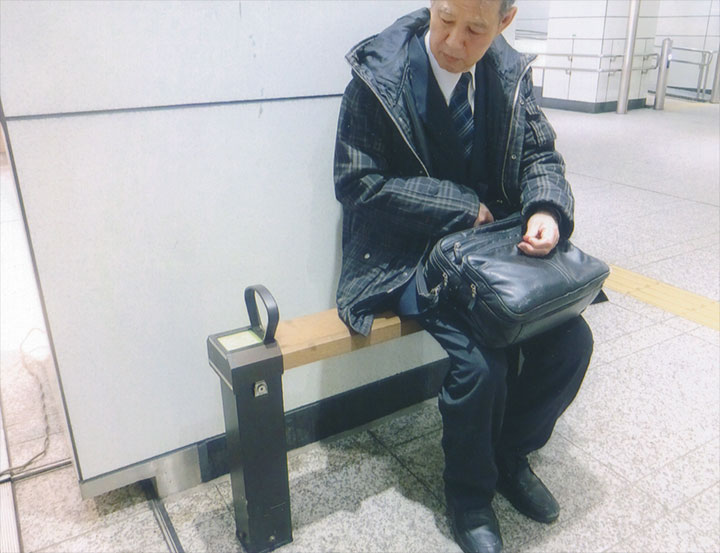 帰り、新宿で座ったら、椅子の横に箱が…