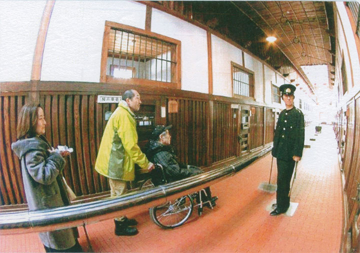 塩田さんに押してもらい、車椅子で刑務所を回る
