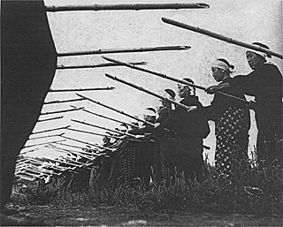 大日本婦人会の竹槍訓練（昭和18年8月）