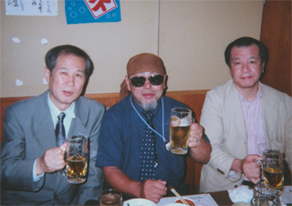 （左から）鈴木、藤本健二さん、木村三浩氏（フォーラム終了後の打ち上げで）