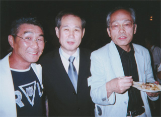 松元ヒロさん（左）、佐高信さん（右）と