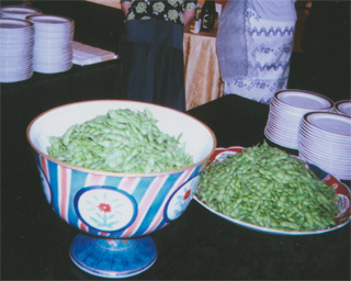 加藤紘一さんの「だだ茶豆の会」で。豆、豆、豆まです。挨拶するのは加藤さん（8/6）