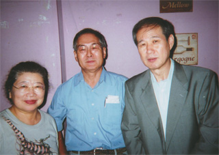 発起人の早大63年入学同級生３人。（左より）布川玲子さん、浜口龍太さん、鈴木邦男