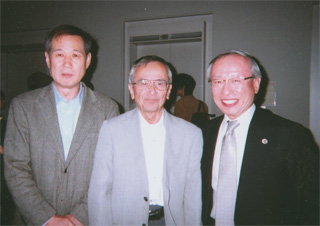 足利事件の菅家利和さん（中央）、佐藤博史弁護士（右）。（10/10）