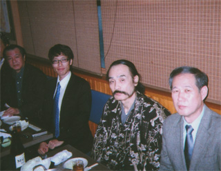 一水会フォーラムの打ち上げで。（左から）木村三浩氏、竹田恒泰さん、堀辺正史先生