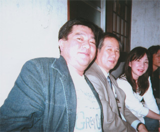 （左から）岩井正和さん、鈴木邦男、八名見江子さん