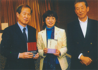（左より）鈴木邦男、鈴木亜繪美さん、山本光伸さん