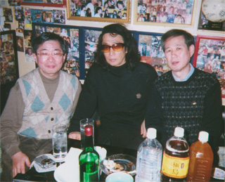 （左から）松岡利康さん、板坂剛さん、鈴木邦男（12/22）