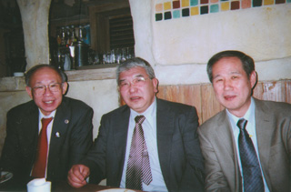 左から、宇都宮健児さん、吉田万三さん、鈴木邦男（打ち上げで）