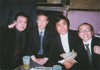 （左から）居島一平さん、鈴木邦男、村西とおるさん、プチ鹿島さん