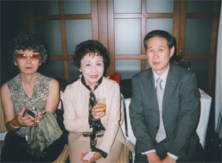 加藤登紀子さんと（中央）