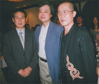 三田誠広さん（中央）、福島泰樹さん（右）と