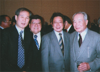 谷口貴康さん（右から２人目）、右は村上正邦さん