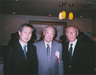 和田一夫さん（中央）、南丘喜八郎さん（右）と