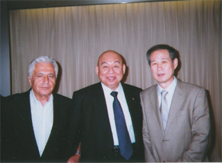 池口恵観さん（中央）と。右は山梨学院大学のコンスタンチンサルキソフさん