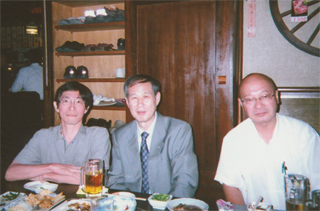 （左から）斎藤亮人さん、鈴木邦男、植垣康博さん（二次会で）