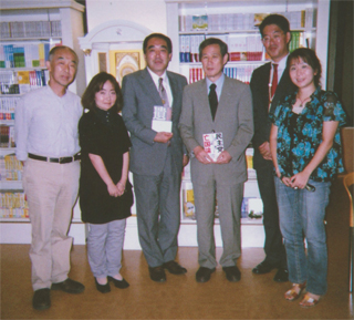 里村さん、渡邊伸幸さん（右から２人目）。「紙爆」のスタッフと