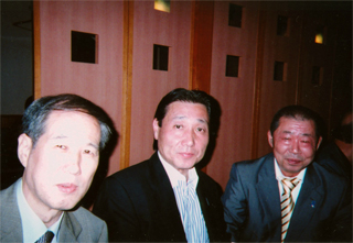 （左より）鈴木邦男、こいそ明さん、長谷川光良さん