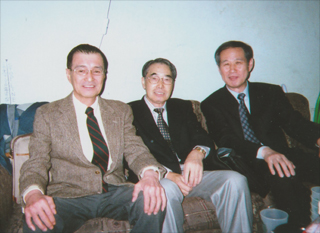 （左から）「楯の会」の田村司氏、持丸博氏