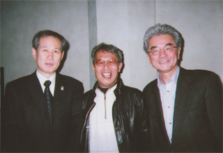 原田正治さん（中央）、浅野健一さん（右）と