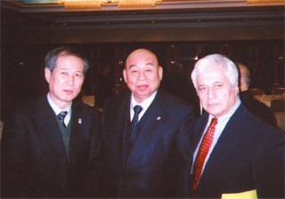 池口恵観さん（中央）、サルキソフさん（右）（12/23）