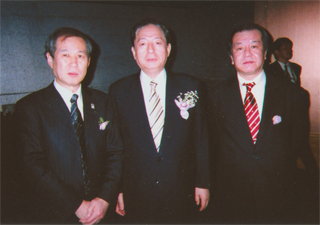 公明党の太田昭宏さん（中央）と。右は木村氏