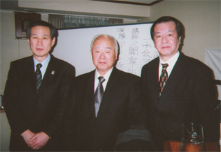 久間章生先生（中央）と。右は木村氏（1/12）