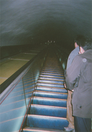 地下100メートルの地下鉄です