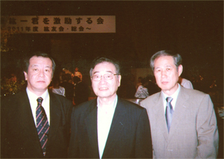 （左から）木村三浩氏、加藤紘一さん、鈴木