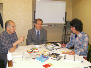 （左から）椎野礼仁さん・鈴木・高木尋士さん