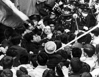 1959年、デモ隊が警察のバリケードを突破