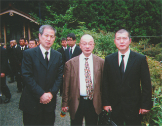 植垣康博さん（中央）、徐裕行さん（右）と