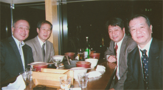 （左から）有田芳生さん、鈴木、田城郁さん、木村三浩さん