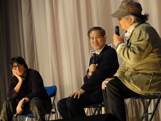 上映後のトーク（左から）森達也さん、鈴木、若松監督
