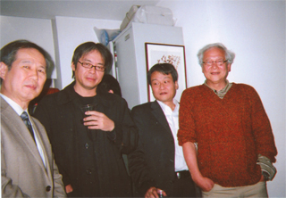 青木理さん（左から2人目）、安田弁護士（右）