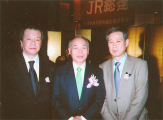 鈴木宗男さん（中央）、木村三浩氏（左）と