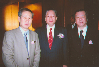 公明党の太田昭宏さんと。右は木村氏