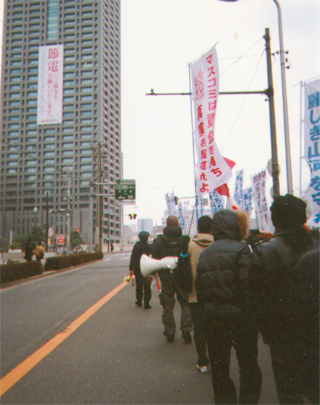 関西電力前で抗議する「右から」デモ