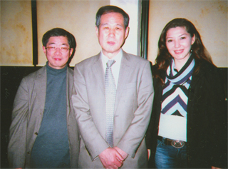 松岡利康氏（左）、重信メイさん（右）と