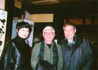 足立正生監督（中央）と藤井さん（左）