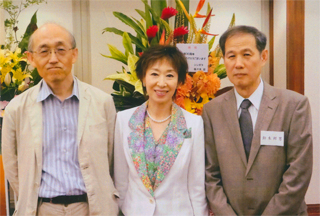 三田佳子さんを囲んで。左は篠田博之編集長