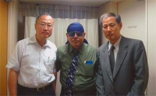 藤本さん（中央）。左は有田芳生さん