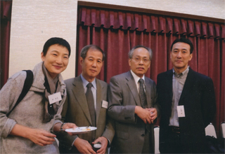 佐高信さん（中央）の出版記念会で。左は辛淑玉さん（9/20）